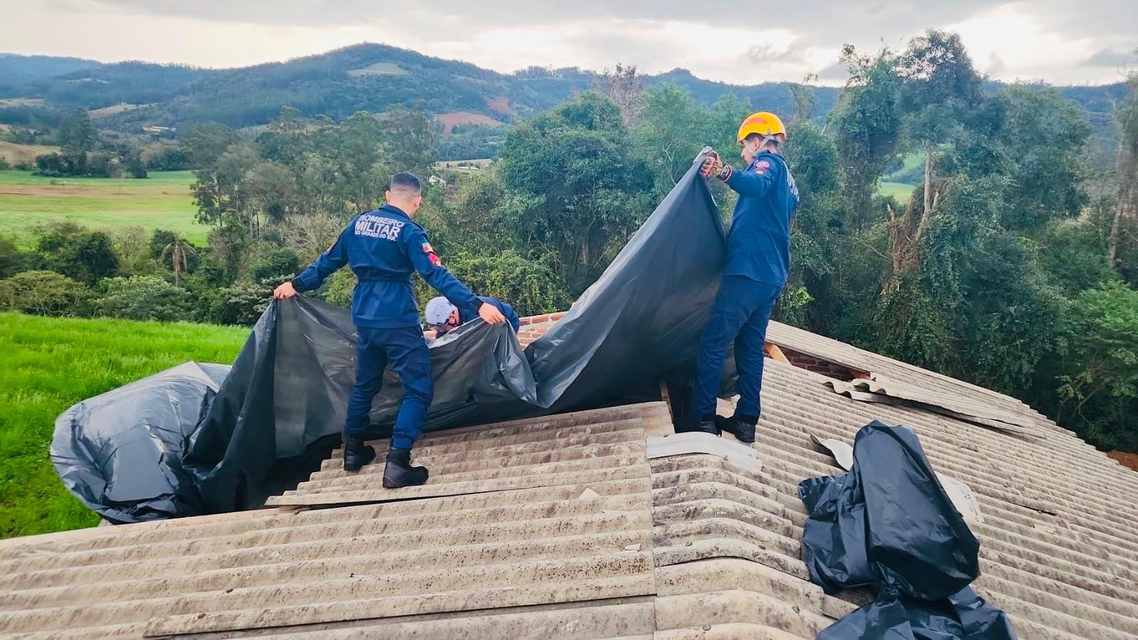 Equipes da Defesa Civil seguem acompanhando os impactos causados pelo temporal e realizando atendimentos
