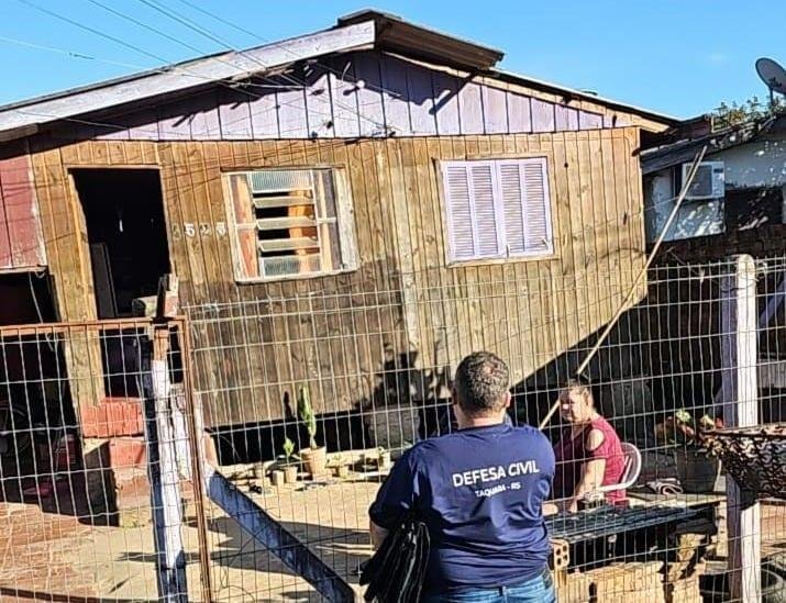 Em Taquara, o telhado do gin&aacute;sio da escola Rosa Elza Martins, no bairro Santa Rosa, sofreu avarias com a ventania
