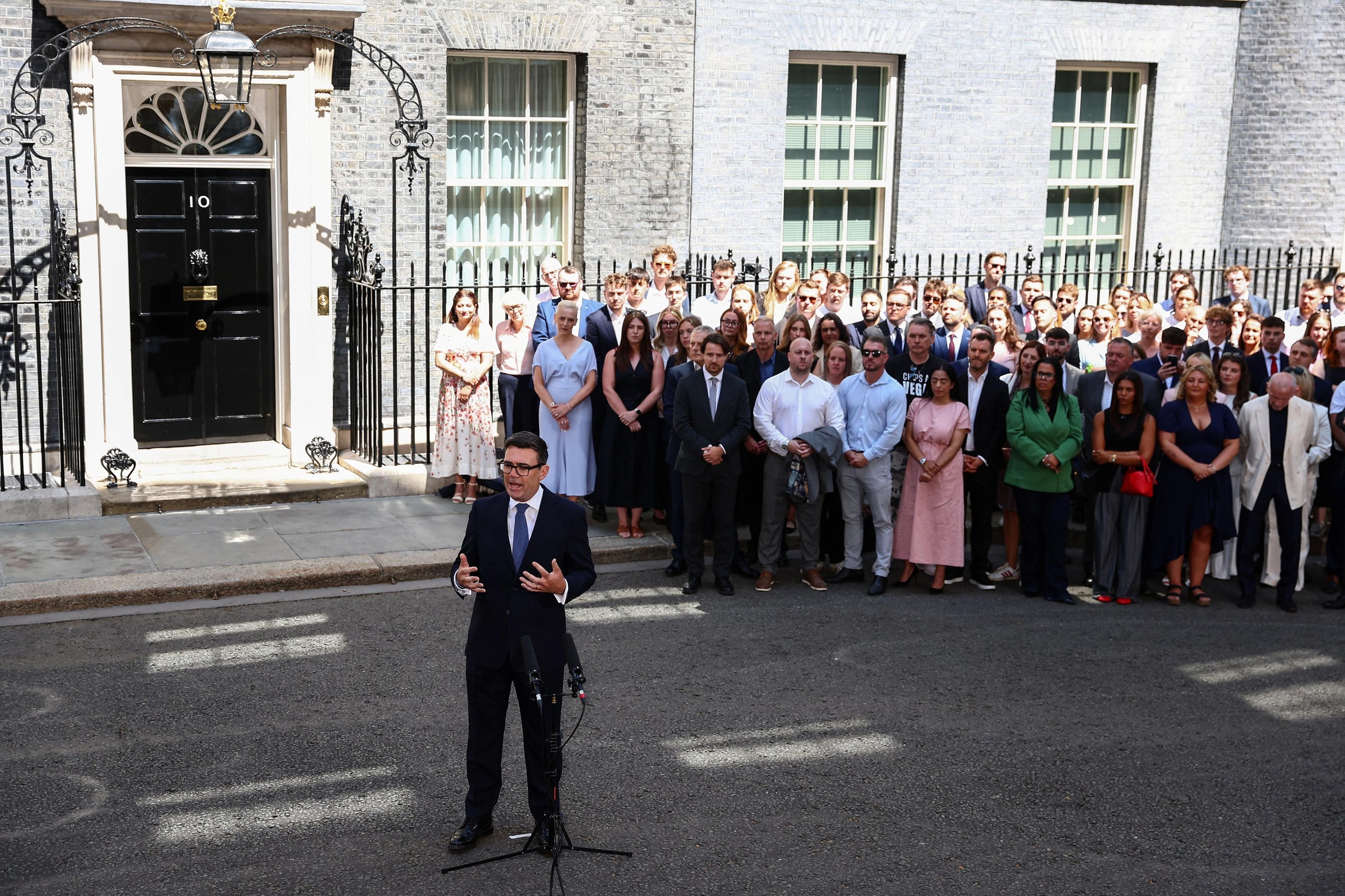 Andy Burnham assume como primeiro-ministro e anuncia &ldquo;plano de dez anos&rdquo;&nbsp;para reconstruir Reino Unido