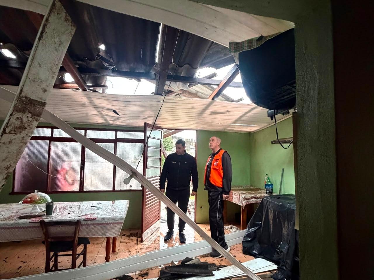 A  Defesa Civil do Munic&iacute;pio entregou lonas aos atingidos pelo temporal