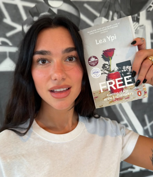 A cantora Dua Lipa inaugurou uma biblioteca em Portugal com uma sele&ccedil;&atilde;o de 100 livros
