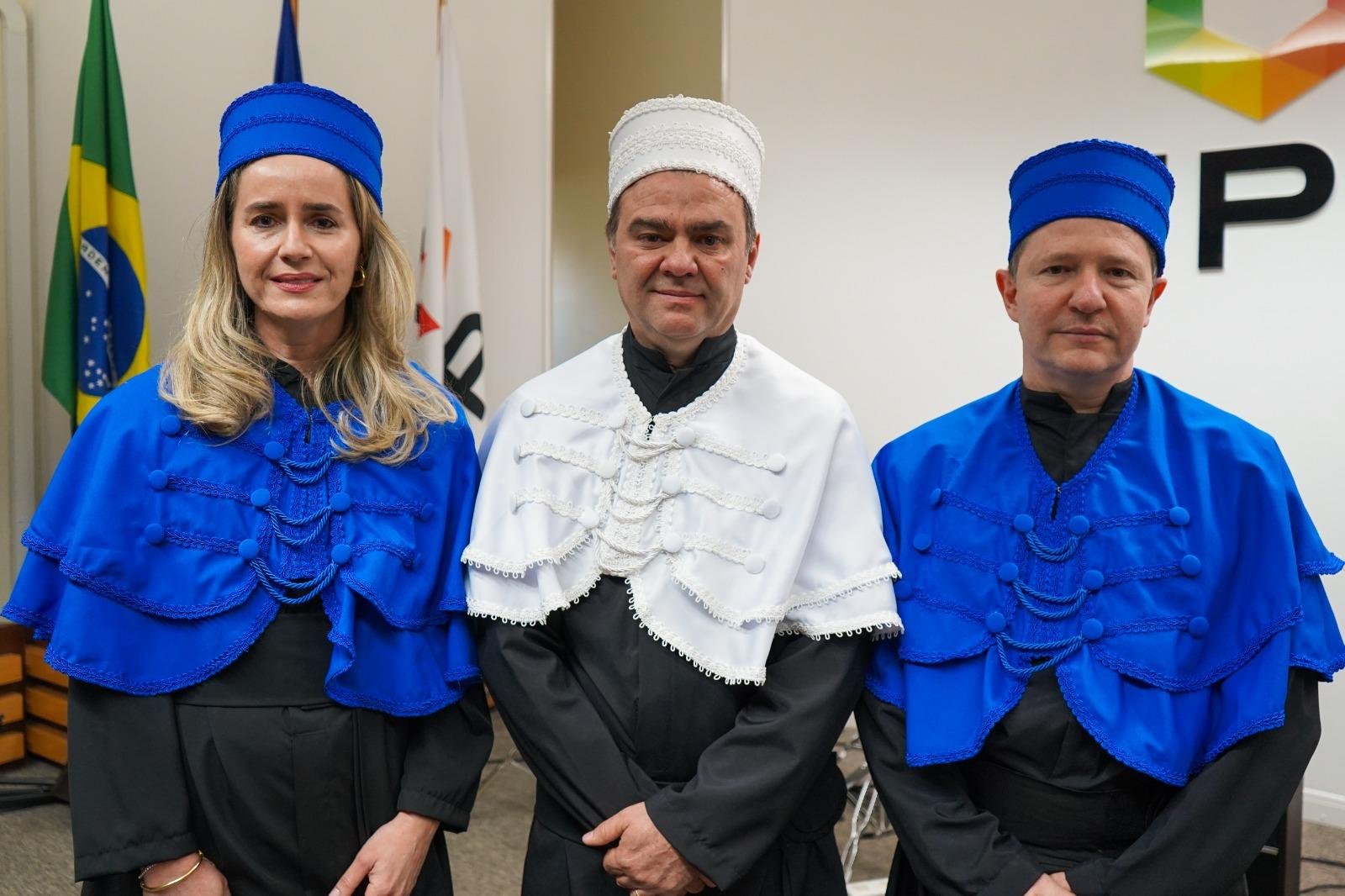 Reitor Edison Casagranda (C) tomou posse junto com os pr&oacute;-reitores Ana De Marchi (Acad&ecirc;mica) e Rafael Pavan (de Planejamento e Desenvolvimento Institucional)