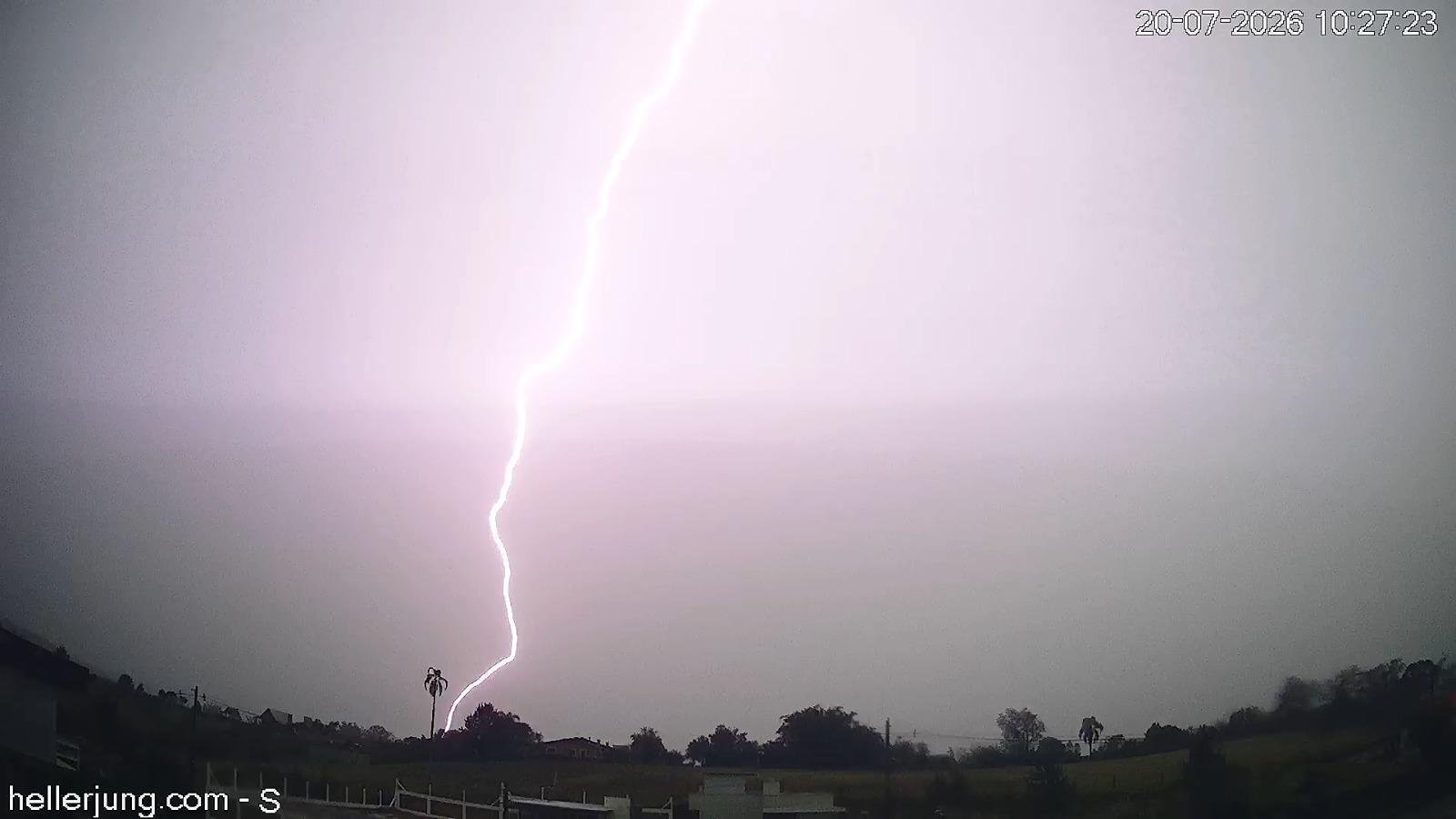 Raios seguem sendo registrados no in&iacute;cio desta semana; nesta segunda-feira, uma descarga atmosf&eacute;rica foi registrada em Taquara