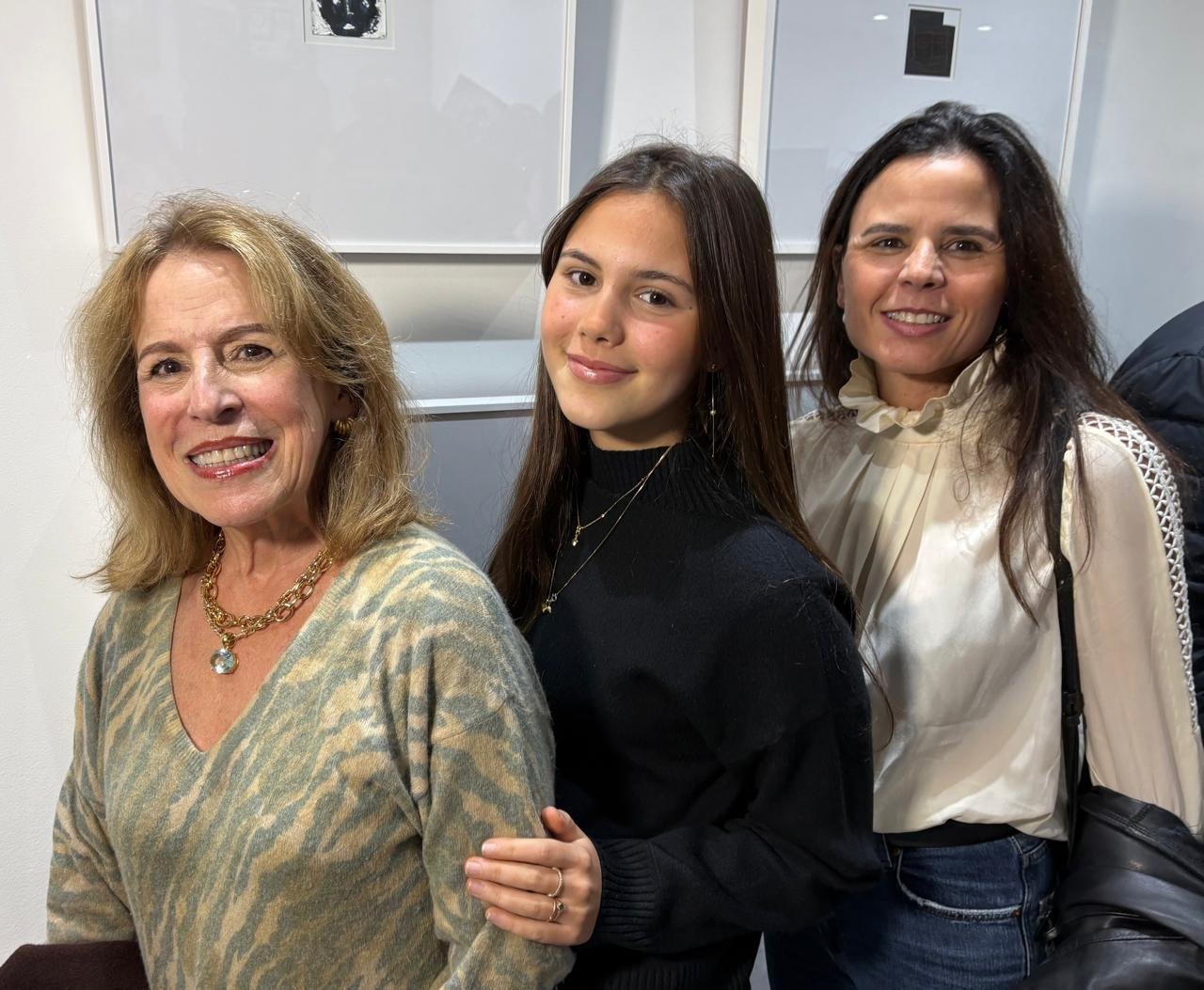 Miryam com a neta, Giovana Cirne Lima Sfoggia, e a filha, Daniele Cirne Lima, na mostra de artes da &uacute;ltima semana