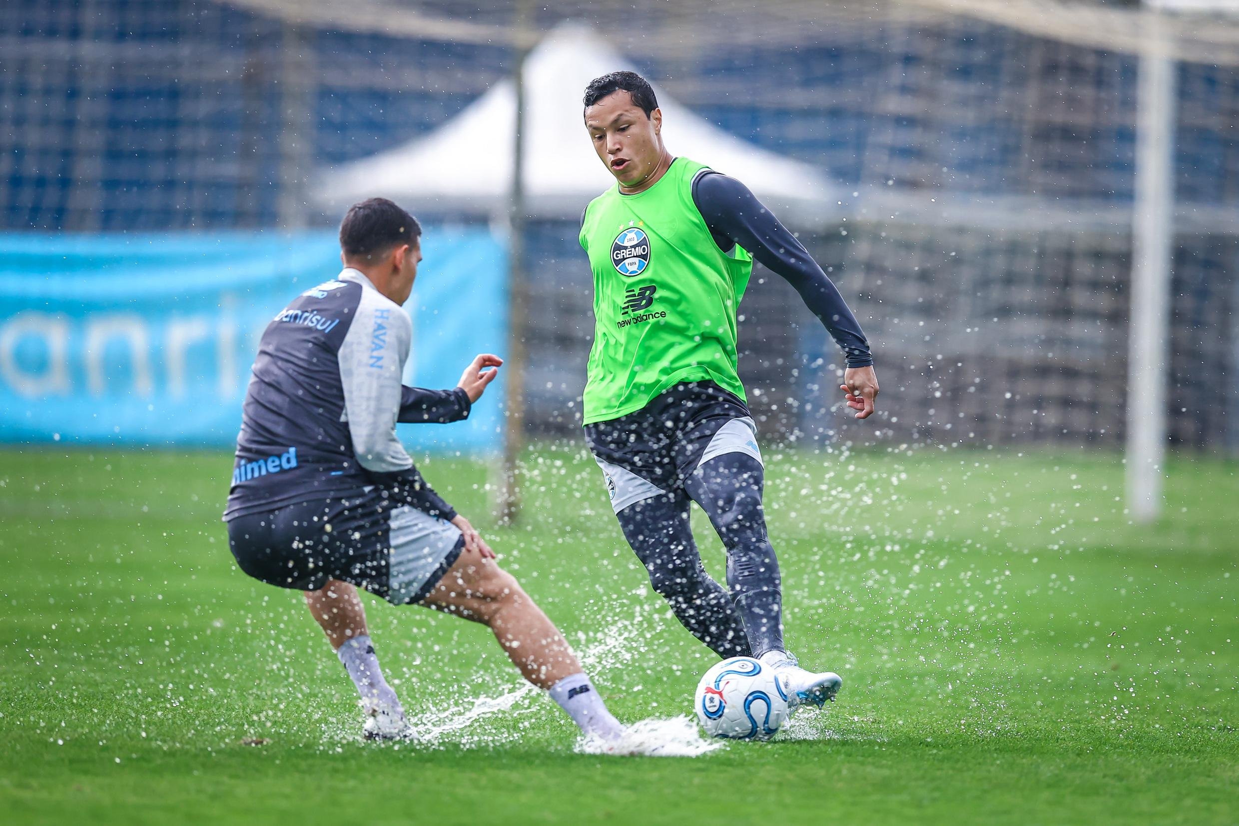 Marlon em treino do Gr&ecirc;mio nesta segunda-feira