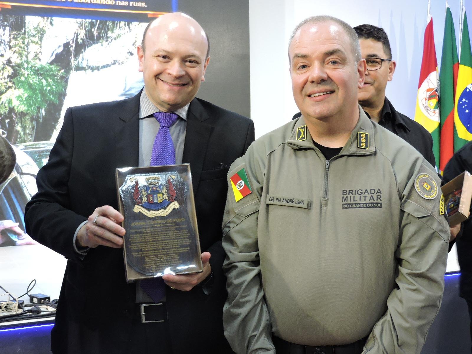 Dantas recebe a honraria das m&atilde;os do coronel Andr&eacute; Lima, comandante do CRPO-VS