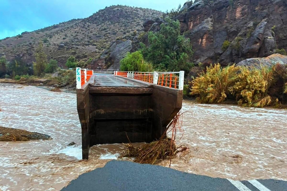 Enxurrada fez ponte desabar em La Serena