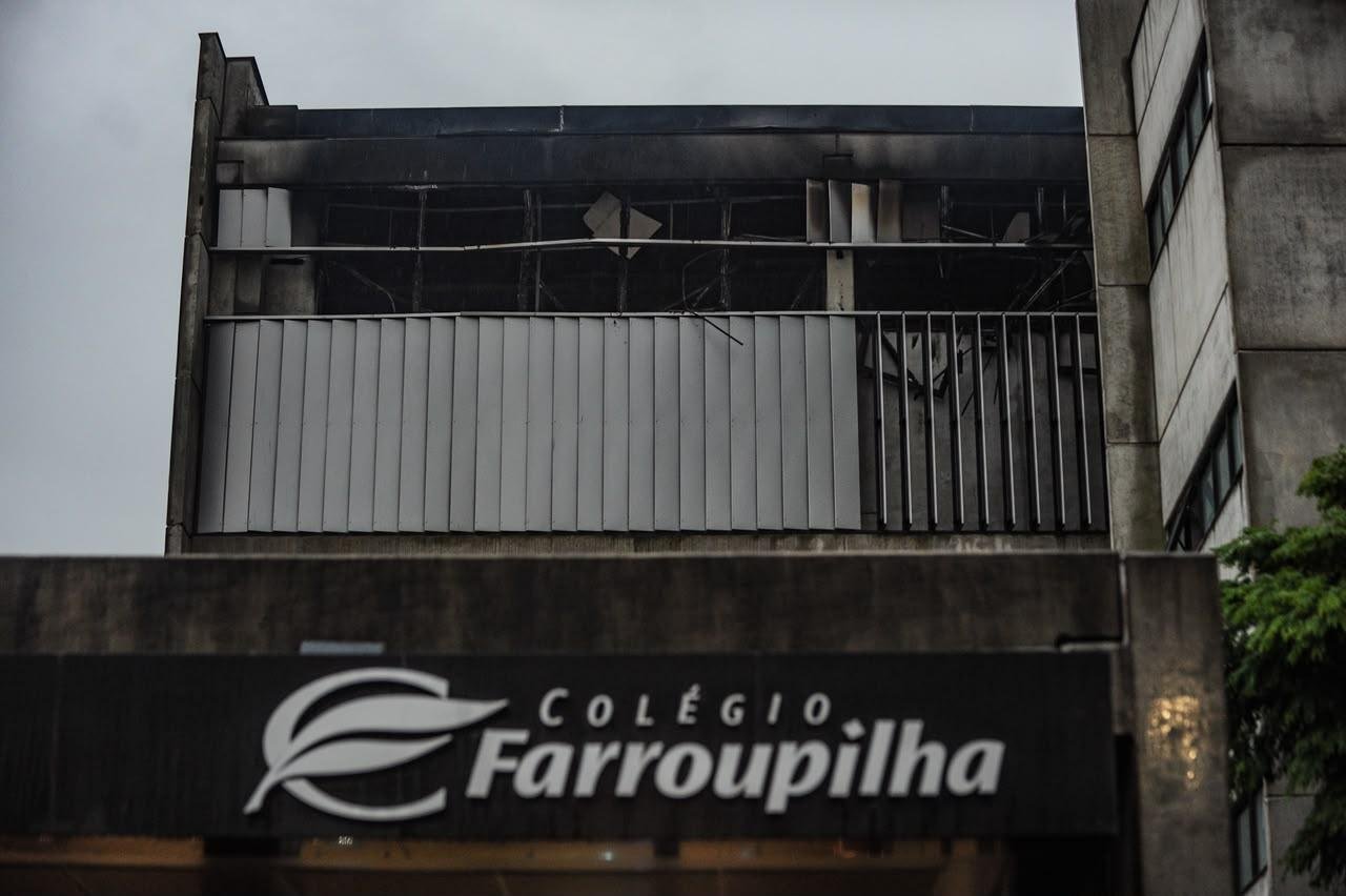 Col&eacute;gio Farroupilha foi atingido por inc&ecirc;ndio na madrugada desta ter&ccedil;a-feira