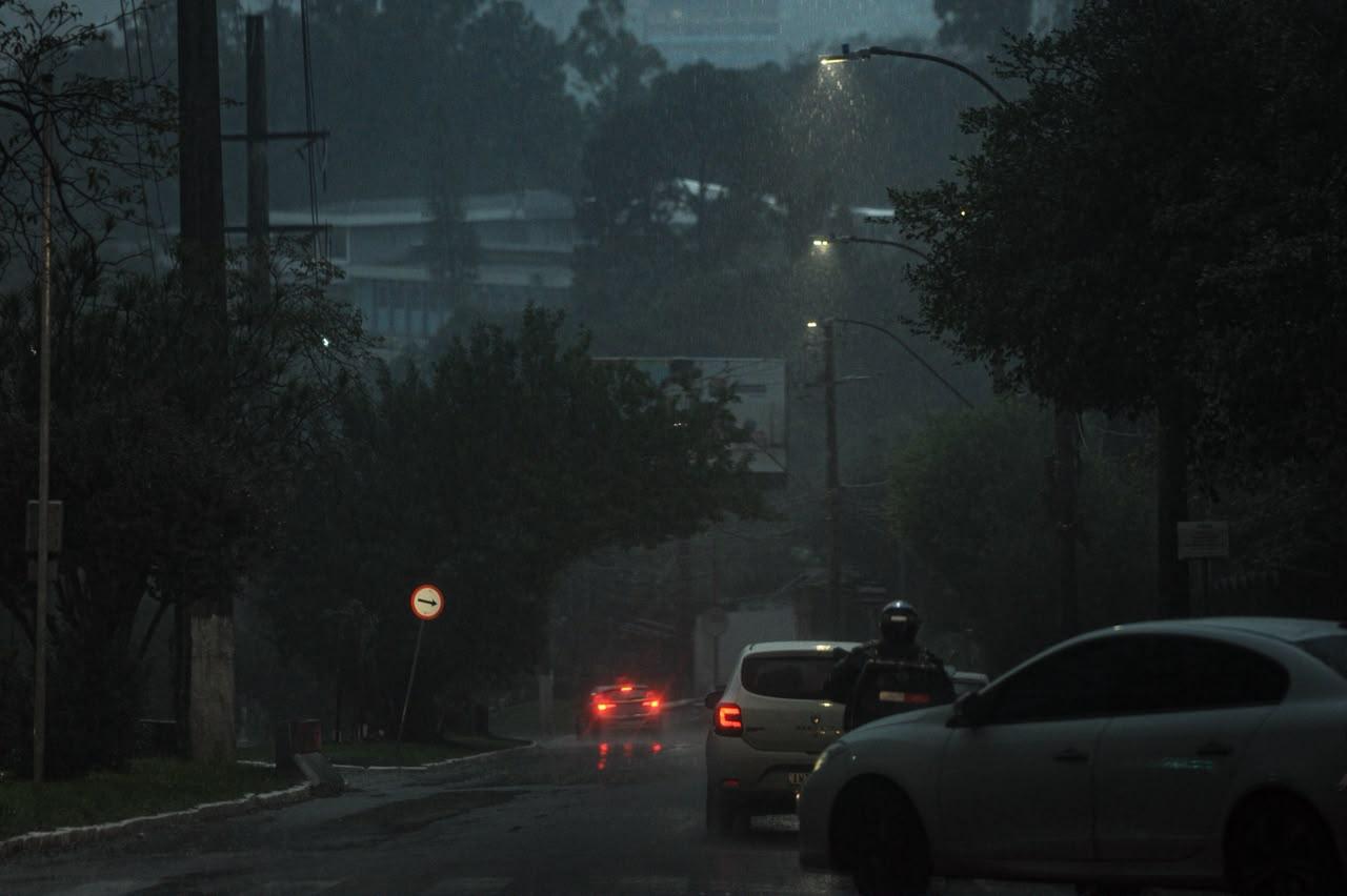 Manh&atilde; de ter&ccedil;a-feira iniciou escura e com chuva na Capital