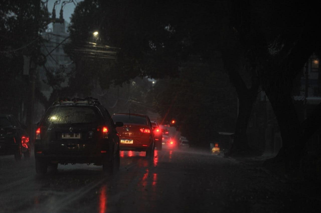 Chuva incessante e manh&atilde; escura em Porto Alegre nesta ter&ccedil;a-feira