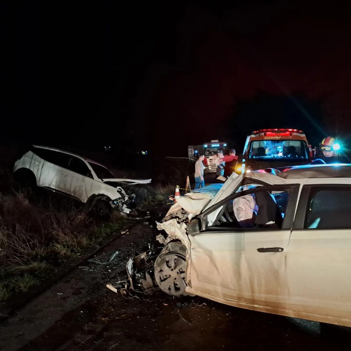 Acidente destruiu os ve&iacute;culos envolvidos