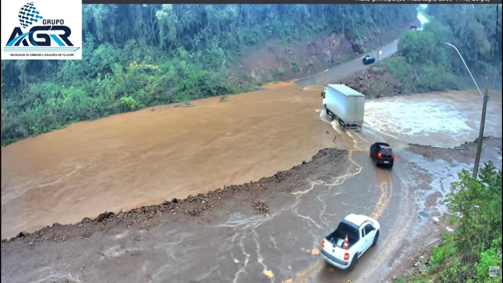 Eleva&ccedil;&atilde;o das &aacute;guas atingiu estrutura da ponte, impossibilitando tr&acirc;nsito de ve&iacute;culos