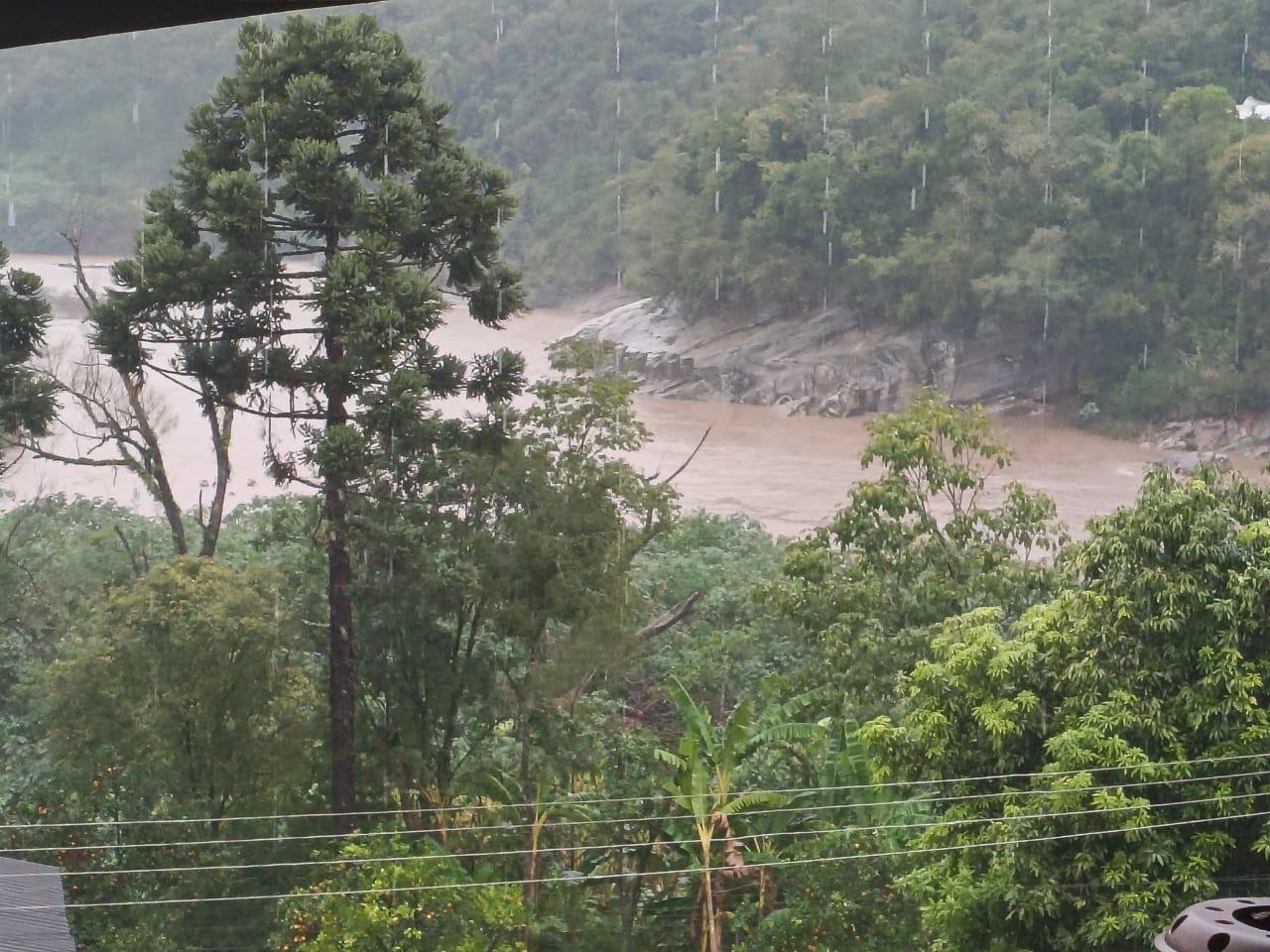 Rio Ca&iacute;, em Caxias do Sul, est&aacute; acima do n&iacute;vel normal