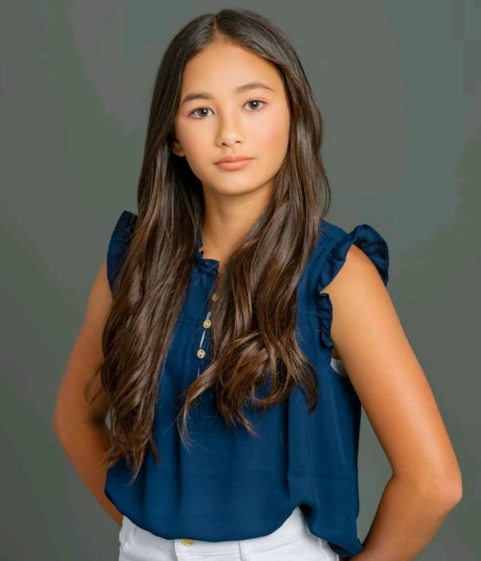 Kaylee Hottle interpretou uma adolescente que se comunica com King Kong por linguagem de sinais