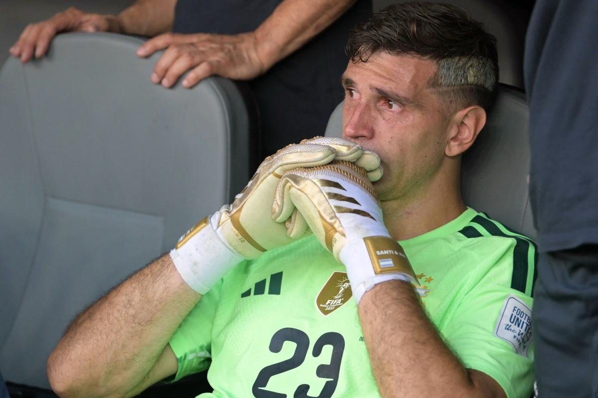Dibu Mart&iacute;nez foi o destaque argentino na final, mas n&atilde;o conseguiu evitar a derrota