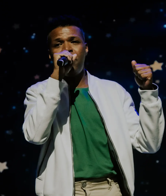 Diogo Nascimento come&ccedil;ou a cantar na igreja aos 10 anos e se tornou cantor profissional