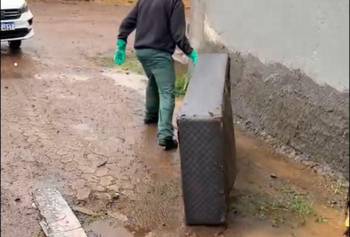 M&oacute;veis ficaram presos nas grades da casa de bombas do bairro Santo Afonso