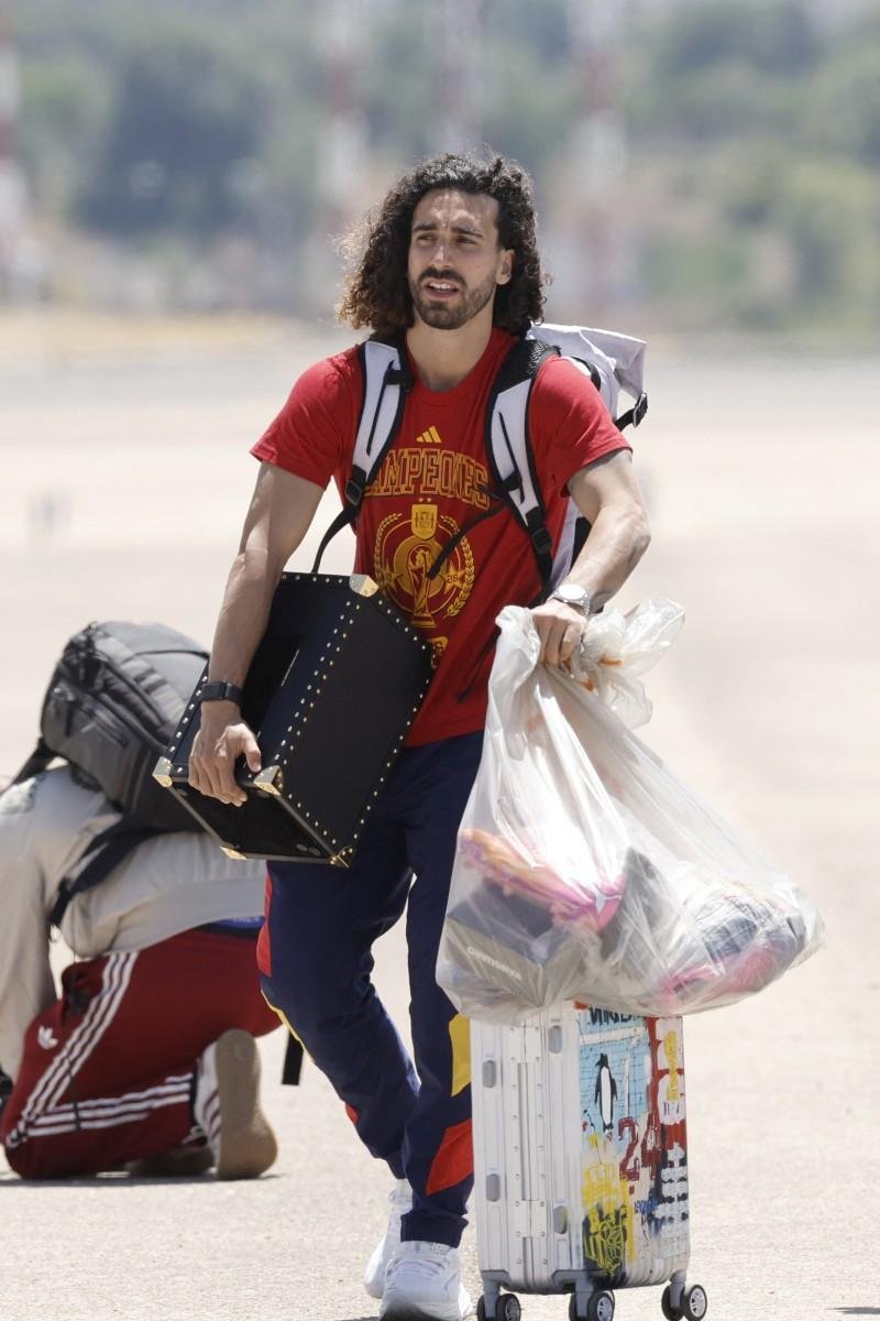 Cucurella, campe&atilde;o mundial com a Espanha, desembarcou nesta manh&atilde; em Madrid