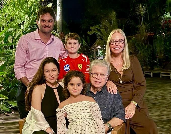Guilherme Lobato, com Fernanda Lucchese, os filhos Mateo e Laura Lucchese Lobato, com os av&oacute;s, Fernando Lucchese e Joseane de Castro, em f&eacute;rias em Trancoso, na Bahia