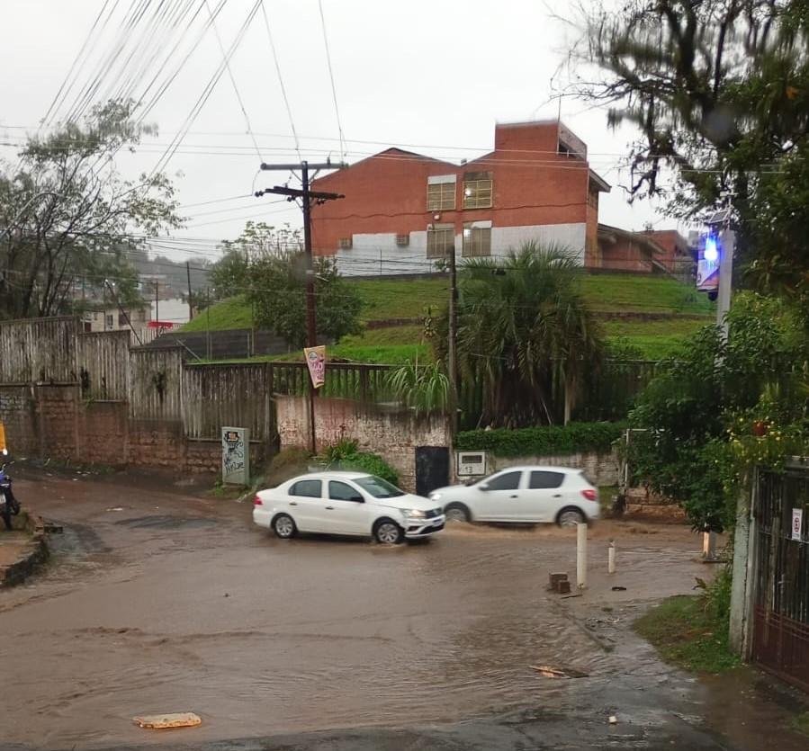 Alagamento com correnteza causou transtornos tamb&eacute;m no tr&acirc;nsito da regi&atilde;o