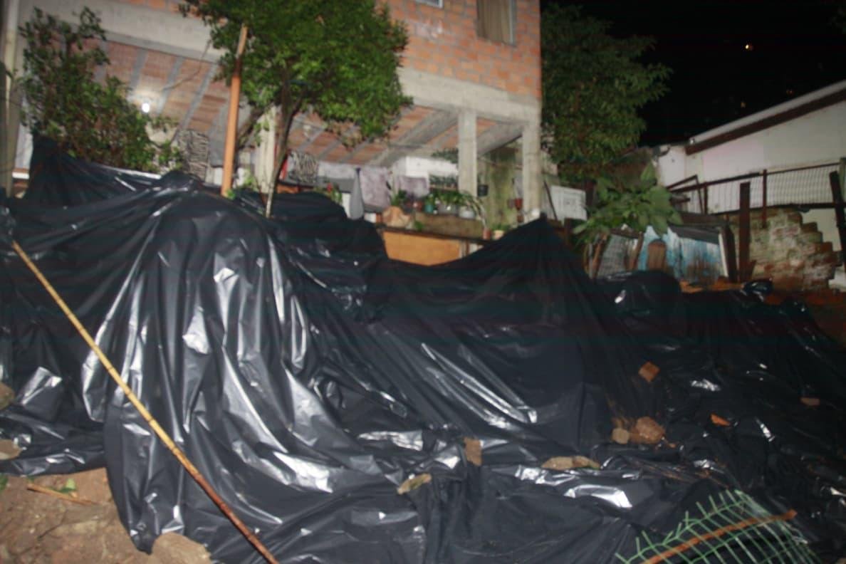 Muro de resid&ecirc;ncia desmorona na zona Sul de Porto Alegre