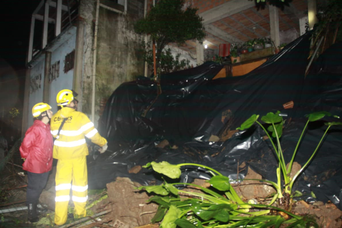 Muro de resid&ecirc;ncia desabou em encosta da zona Sul de Porto Alegre