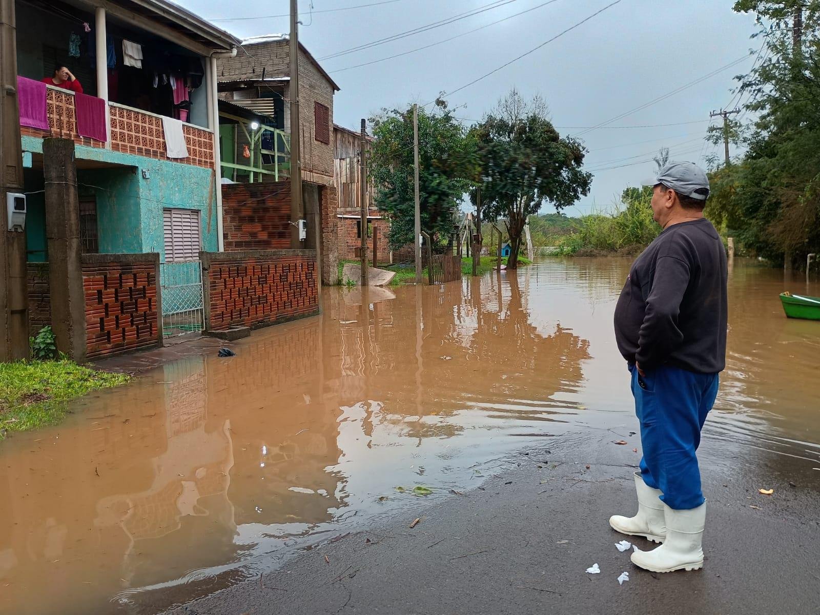 Marco Aur&eacute;lio Horn, que mora &agrave; beira do Rio Ca&iacute; h&aacute; 50 anos, deixou a resid&ecirc;ncia por conta do avan&ccedil;o da &aacute;gua e revelou o medo e tens&atilde;o que vive a cada novo evento clim&aacute;tico