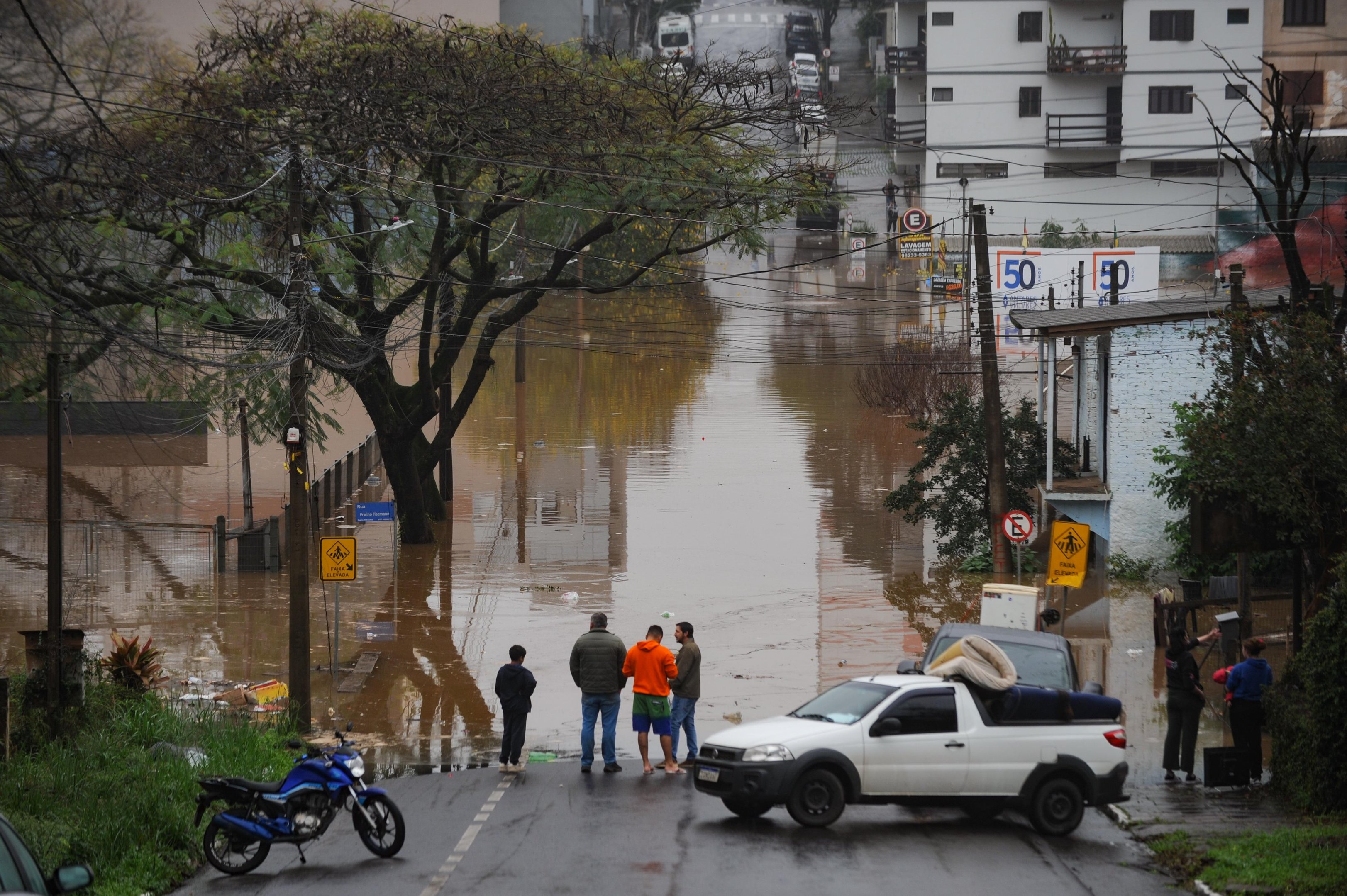 Moradores foram informados de risco por cell broadcast no in&iacute;cio da manh&atilde;