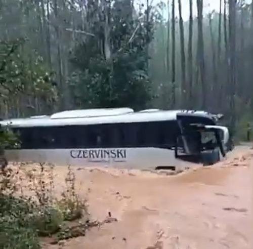 Ve&iacute;culo tentava atravessar uma &aacute;rea alagada quando transitava em dire&ccedil;&atilde;o a uma localidade no interior da cidade