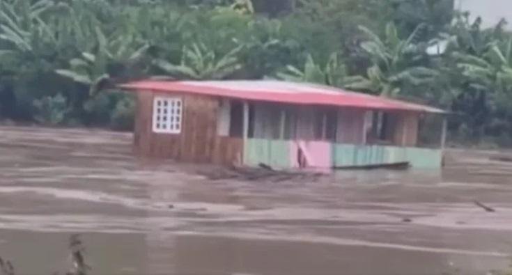 Casa foi arrastada por correnteza