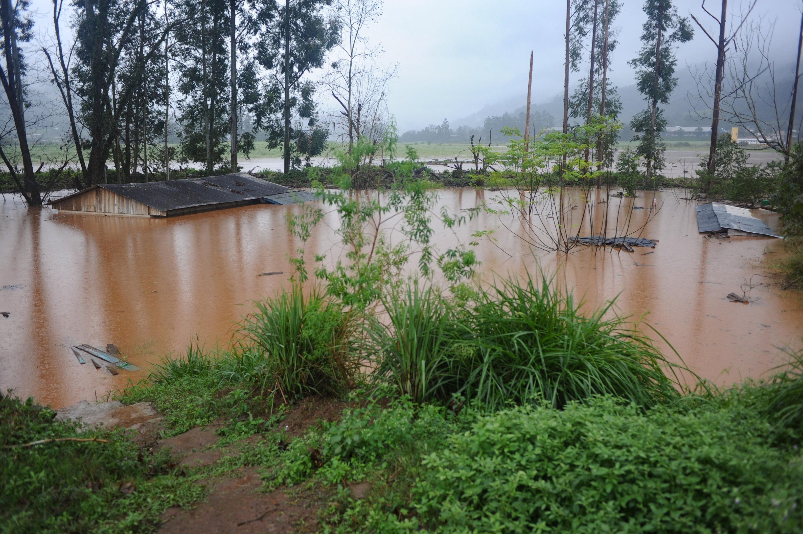 Casa e pavilh&otilde;es ficaram submersos com a eleva&ccedil;&atilde;o do rio Taquari em Mu&ccedil;um