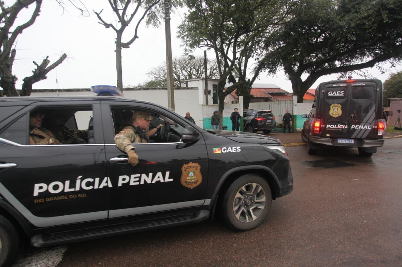 Mulher chegou ao cemit&eacute;rio sob um forte esquema de seguran&ccedil;a