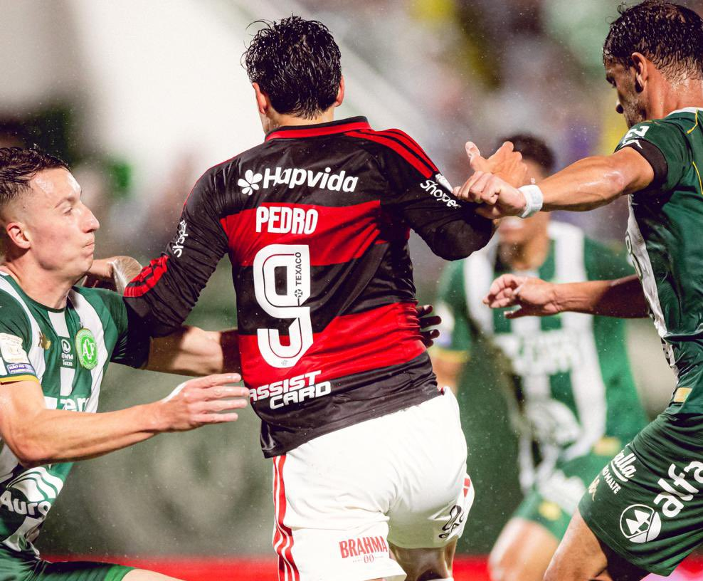Clube carioca mant&eacute;m persegui&ccedil;&atilde;o ao Palmeiras