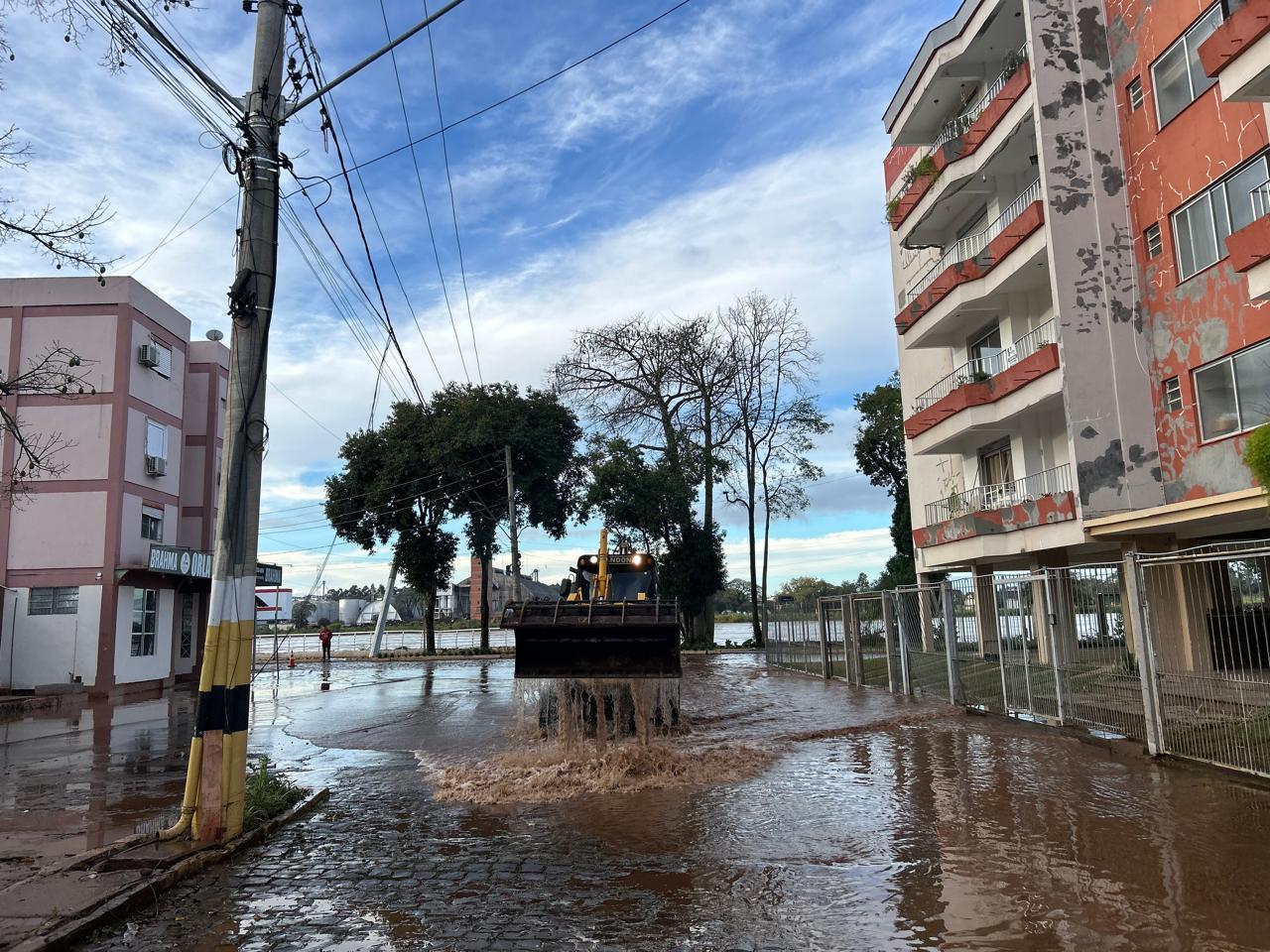 Em Lajeado, redu&ccedil;&atilde;o do n&iacute;vel do Taquari permite trabalho de limpeza das vias