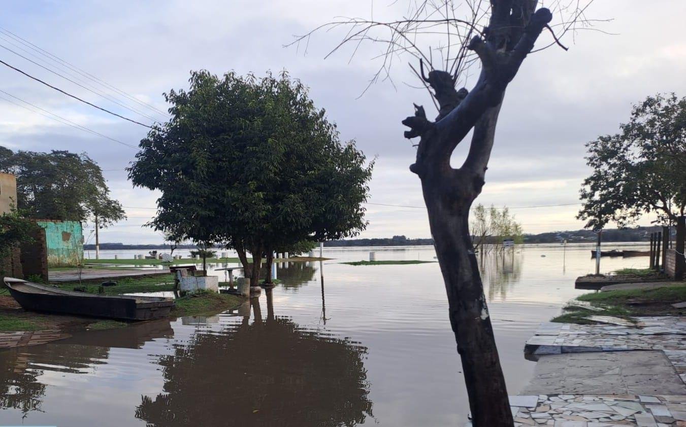 &Aacute;gua avan&ccedil;ou no bairro Cidades Baixa, mas o Rio Branco, Santa Isabel e Passo da Cruz seguem sendo monitorados