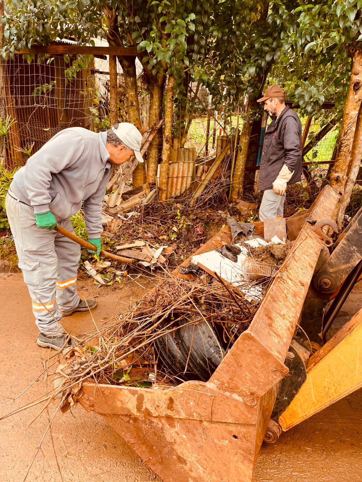 Prefeitura trabalha para limpeza dos locais atingidos na cidade
