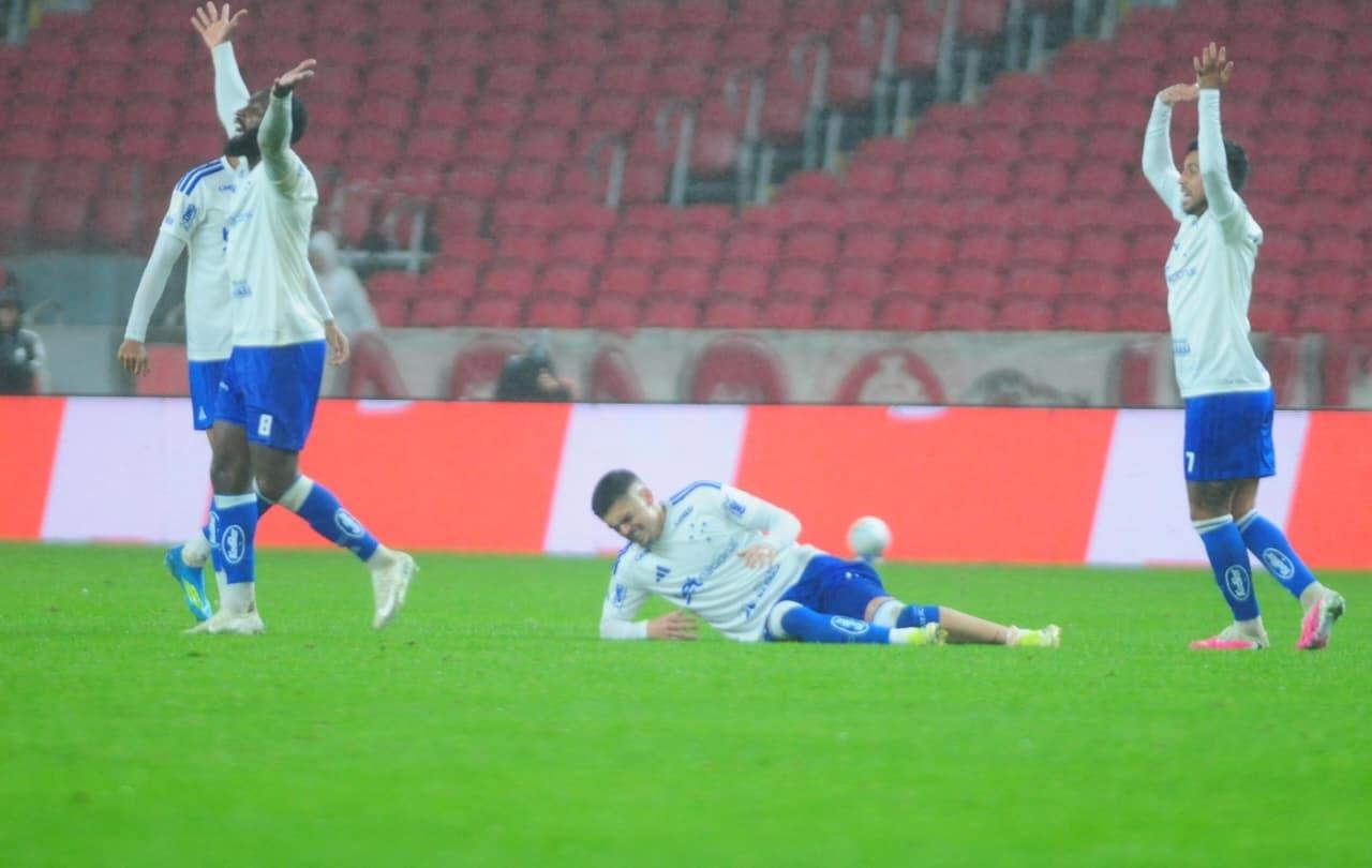 Gabriel Pec tem fratura na t&iacute;bia ap&oacute;s lance com zagueiro do Inter
