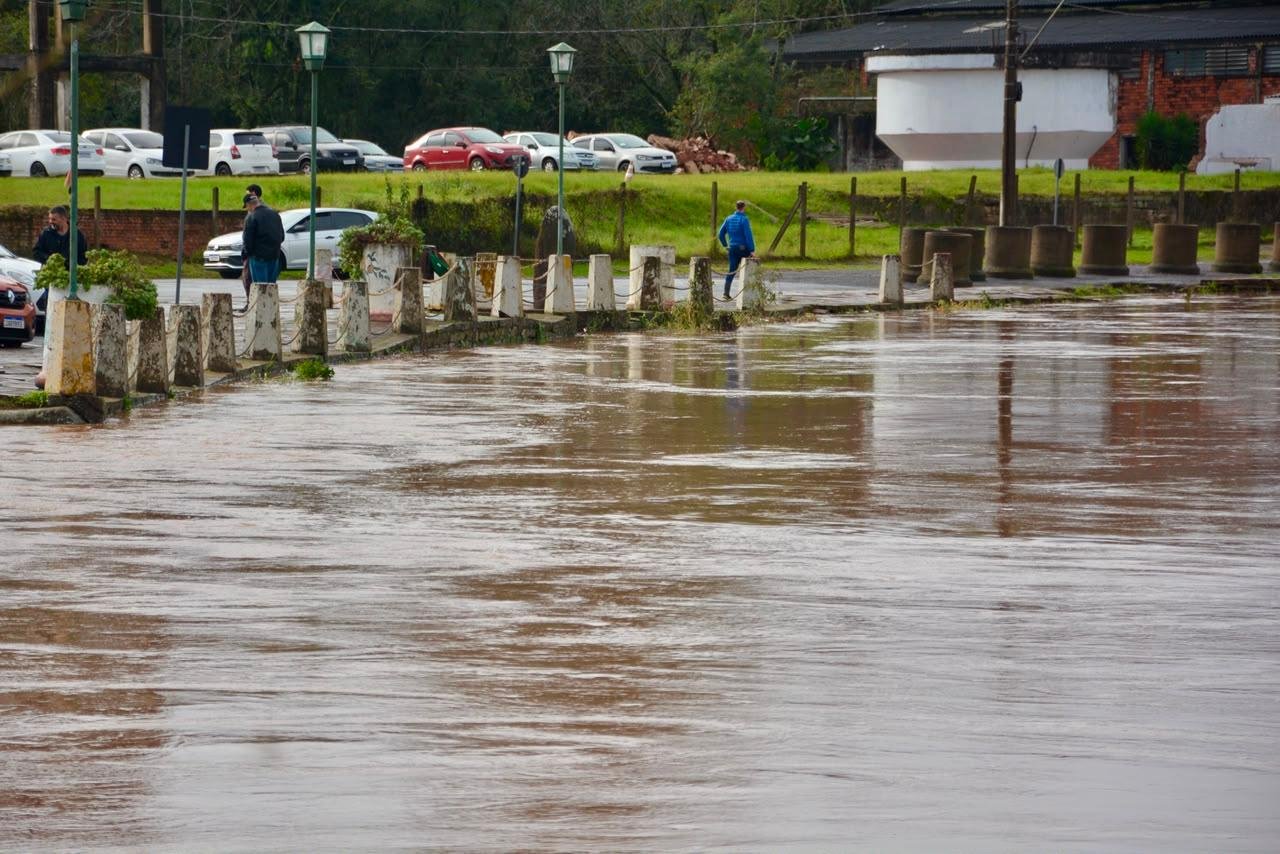 Em Montenegro, diversos pontos da cidade permanecem alagados