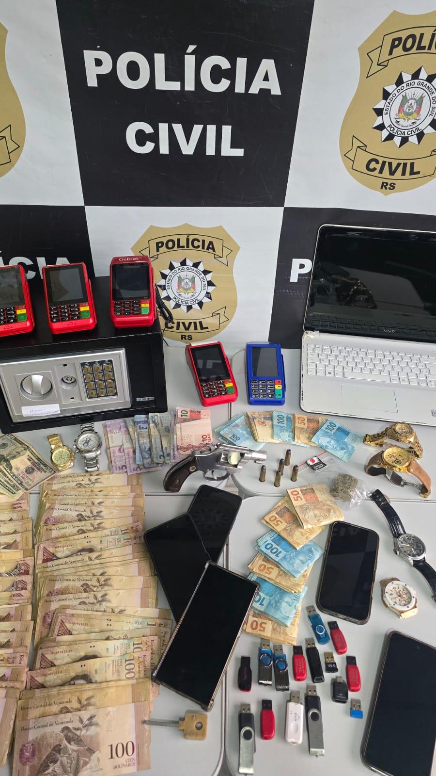 Dois investigados foram presos em flagrante em Gravata&iacute; e Balne&aacute;rio Cambori&uacute; por posse irregular de armas de fogo