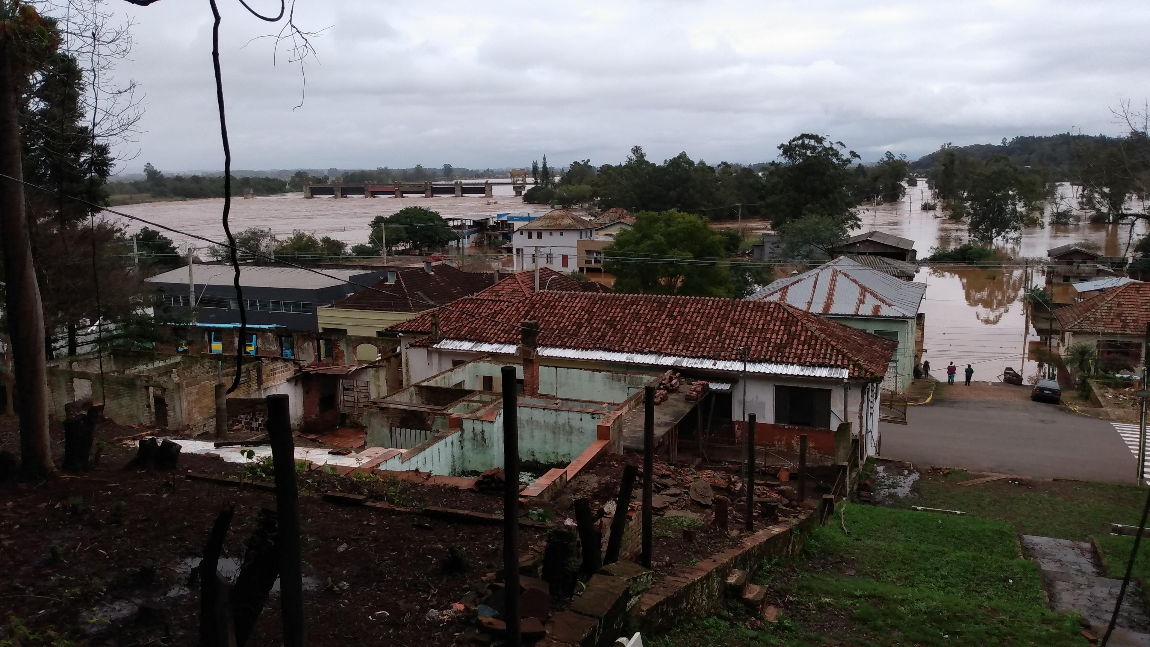 Avan&ccedil;o das &aacute;guas do rio Taquari causou inunda&ccedil;&atilde;o em alguns trechos de Bom Retiro do Sul