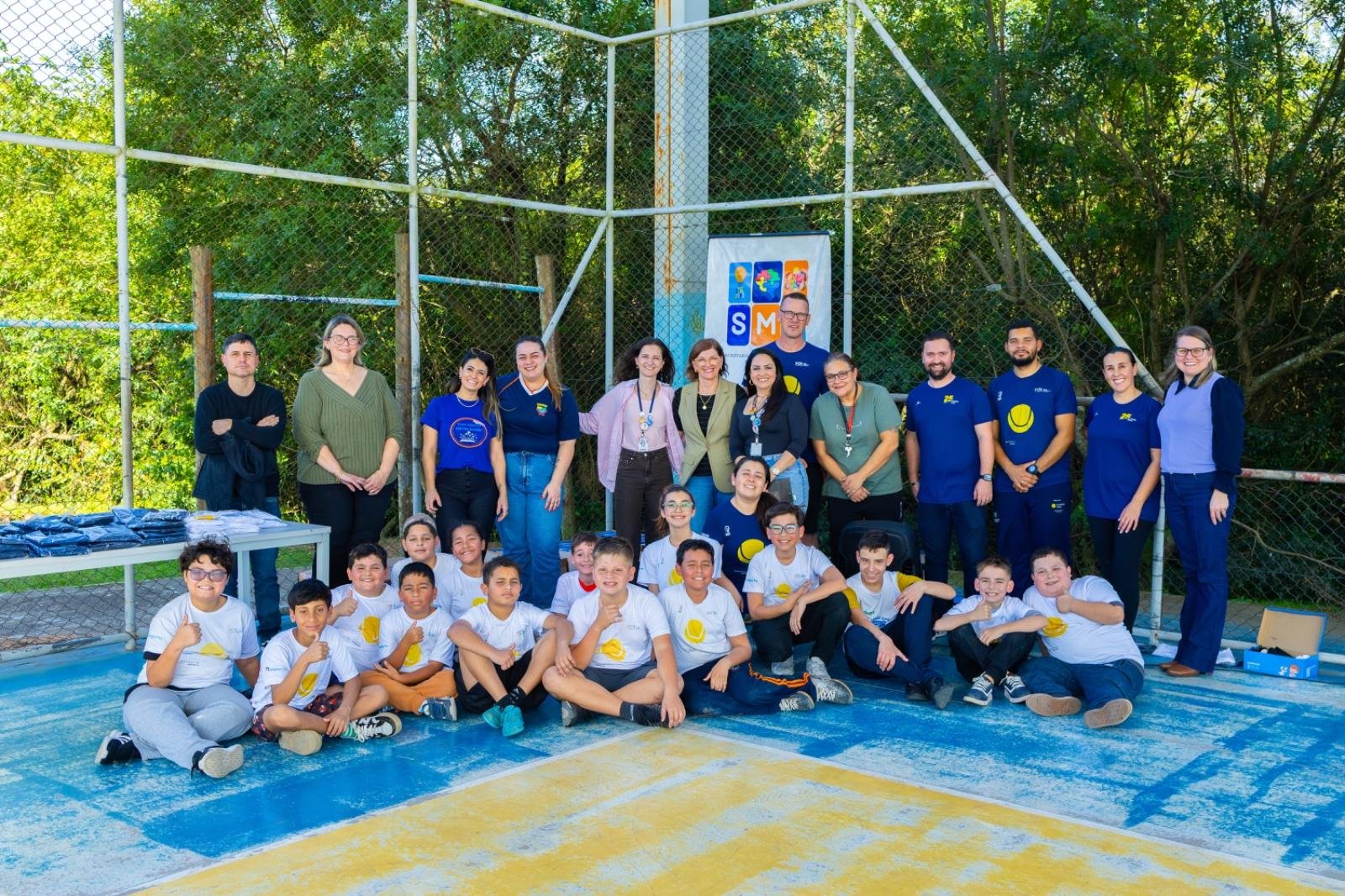 Alunos de Sapucaia recebem uniformes
