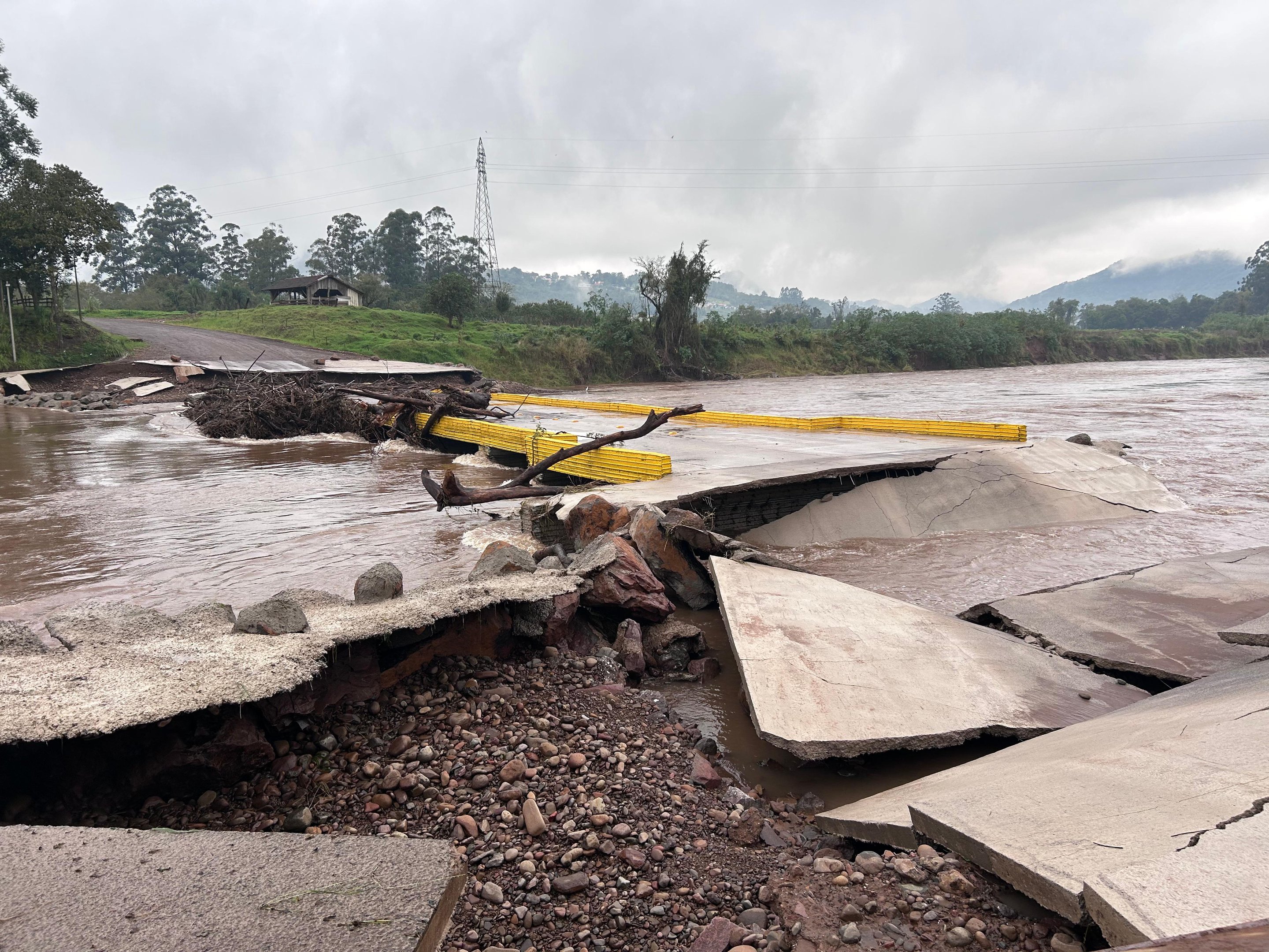 Eleva&ccedil;&atilde;o do Rio Ca&iacute;, na cidade de Feliz, comprometeu as cabeceiras da ponte que liga as localidades de Arroio Feliz e Picada Car&aacute;