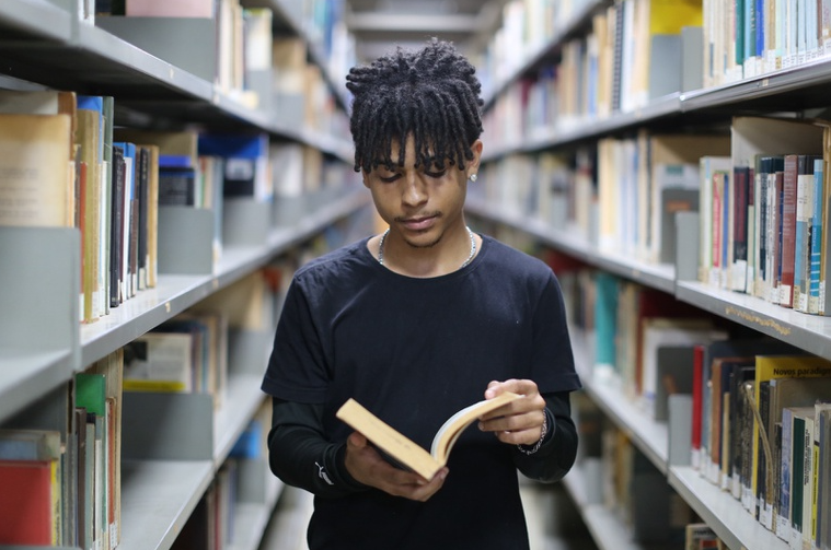 O programa MEC Livros registra 618.677 empr&eacute;stimos virtuais; e 384 mil horas de leitura