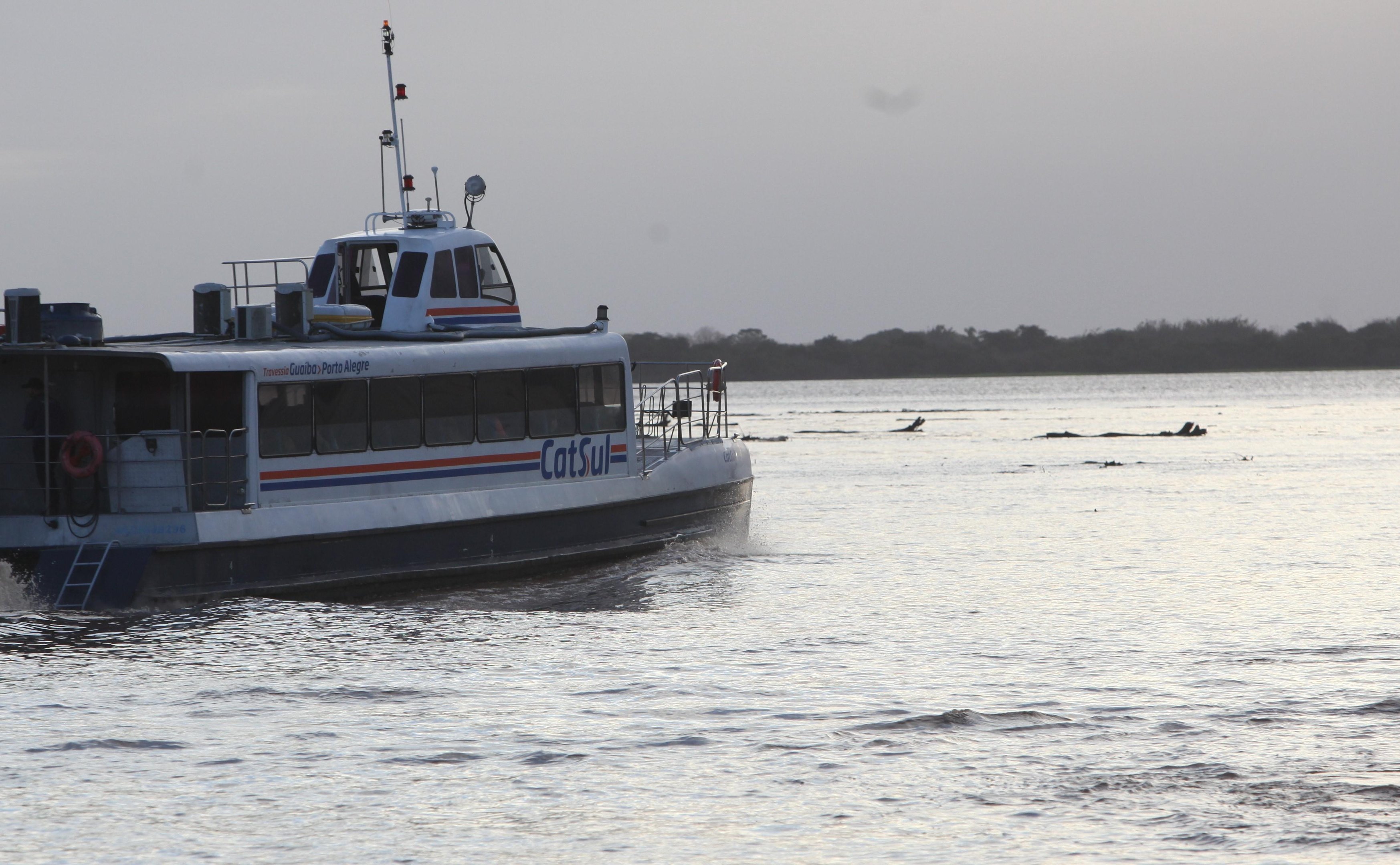 Excesso de entulhos no Gua&iacute;ba motivou decis&atilde;o de suspender opera&ccedil;&atilde;o do Catamar&atilde;