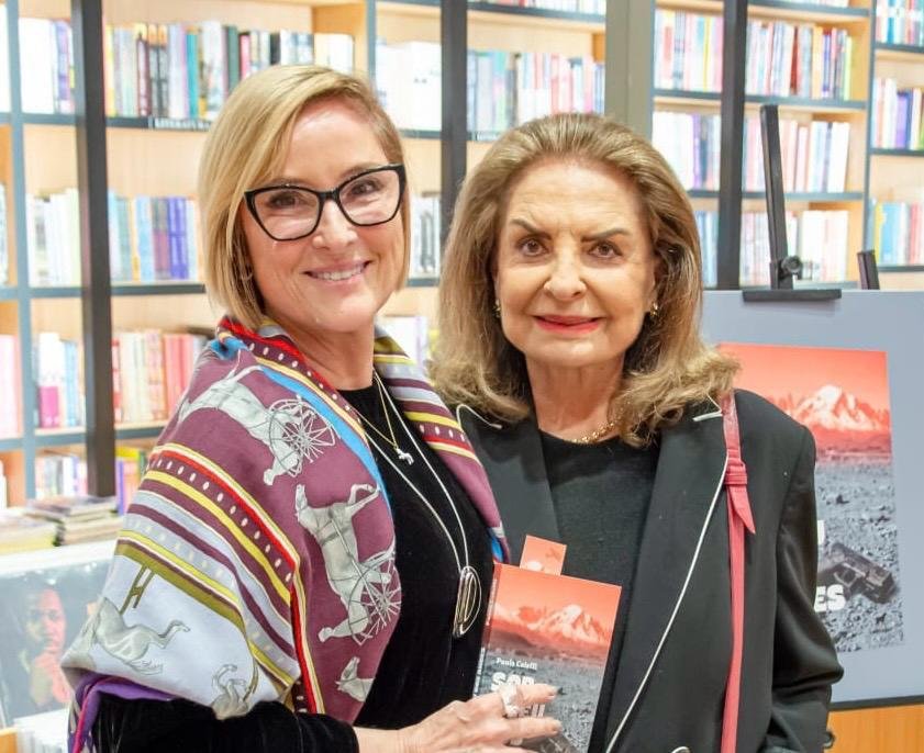 A escritora Paula Caleffi e Suzana Chaves Barcellos, em noite de lan&ccedil;amento do livro 'Sob o C&eacute;u dos Andes', na Livraria Travessa, no Shopping Iguatemi