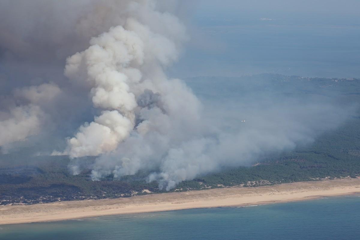 Cap Ferret, ref&uacute;gio de ver&atilde;o no sudoeste da Fran&ccedil;a frequentado por celebridades, transformou-se em zona de cat&aacute;strofe ap&oacute;s um inc&ecirc;ndio florestal de grandes propor&ccedil;&otilde;es