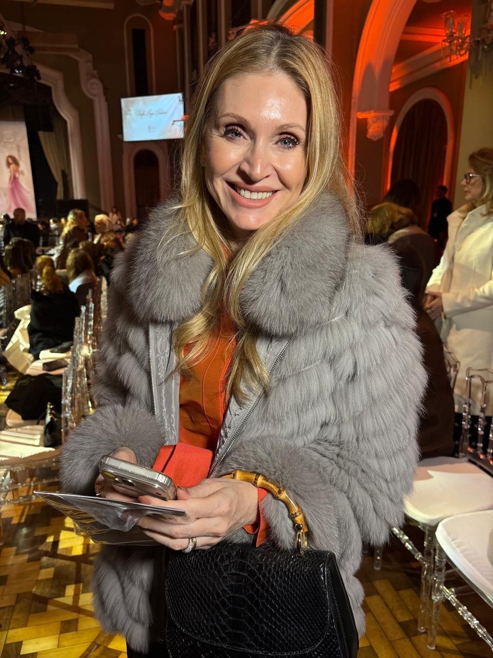 Debora Menegat no desfile em benef&iacute;cio &agrave; Liga Feminina de Combate ao C&acirc;ncer, no Juvenil