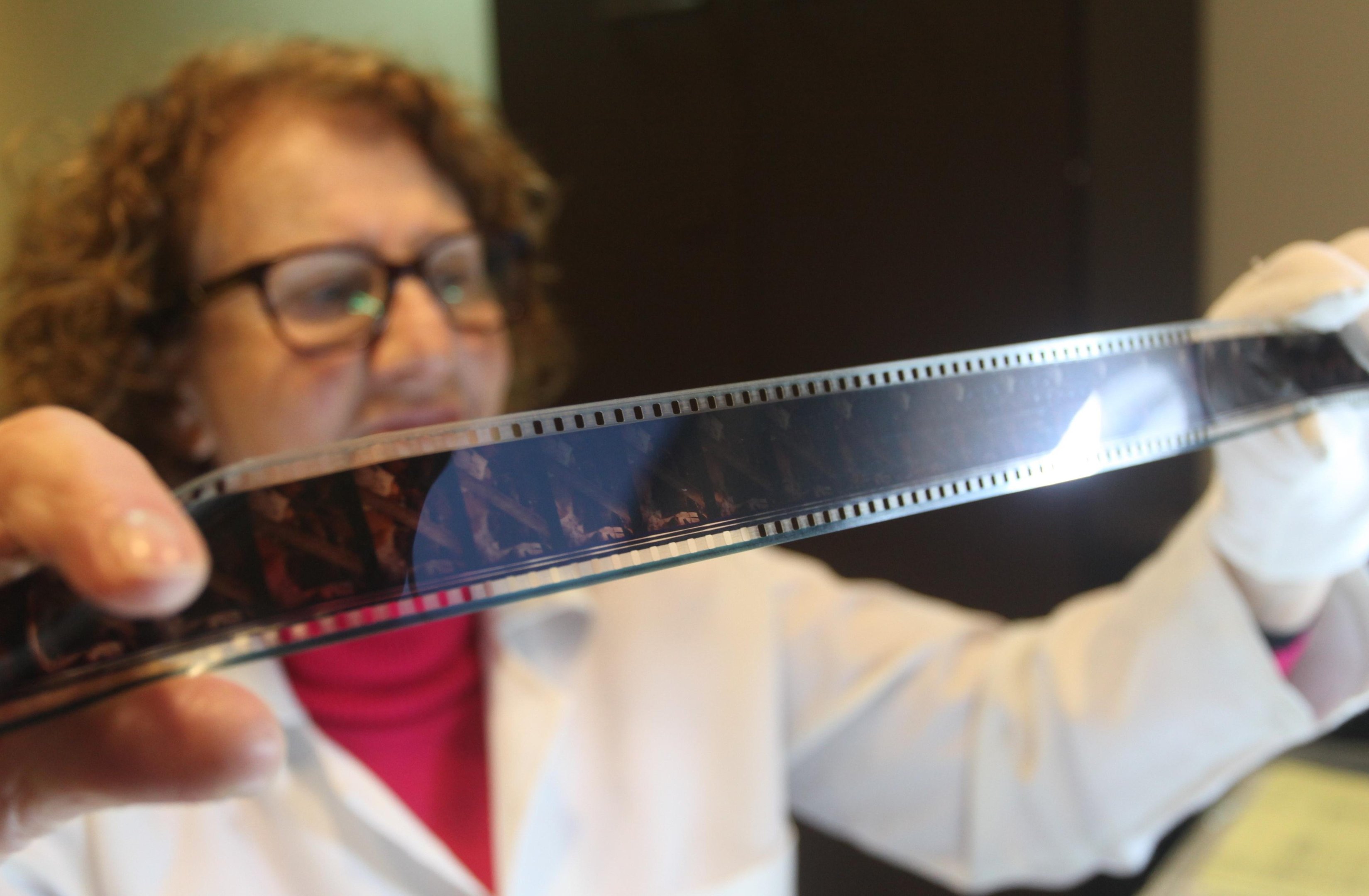 Maria Osmari, t&eacute;cnica em preserva&ccedil;&atilde;o da Cinemateca Capit&oacute;lio, mexe no cl&aacute;ssico &lsquo;Ilha das Flores&rsquo;