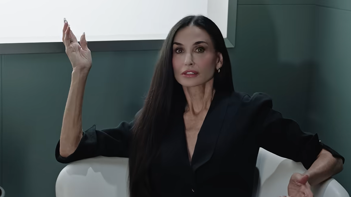 Atriz aparece por volta dos 2 minutos de videoclipe