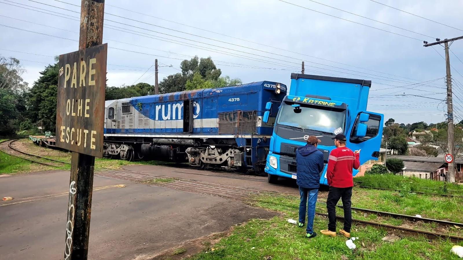 Acidente aconteceu na passagem de n&iacute;vel localizada no cruzamento das ruas Volunt&aacute;rios da P&aacute;tria e Mariz e Barros